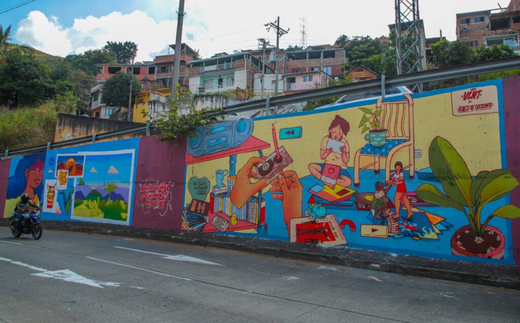 La Avenida de los Cerros en Cali es embellecida con hermoso mural de más de 1.500 metros cuadrados Festival Graficalia 2025