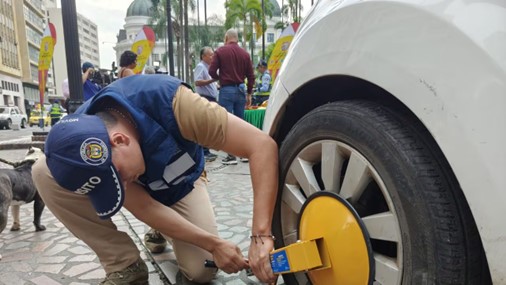 Carros y motos que estén mal parqueados serán inmovilizados Carros y motos que estén mal parqueados serán inmovilizados