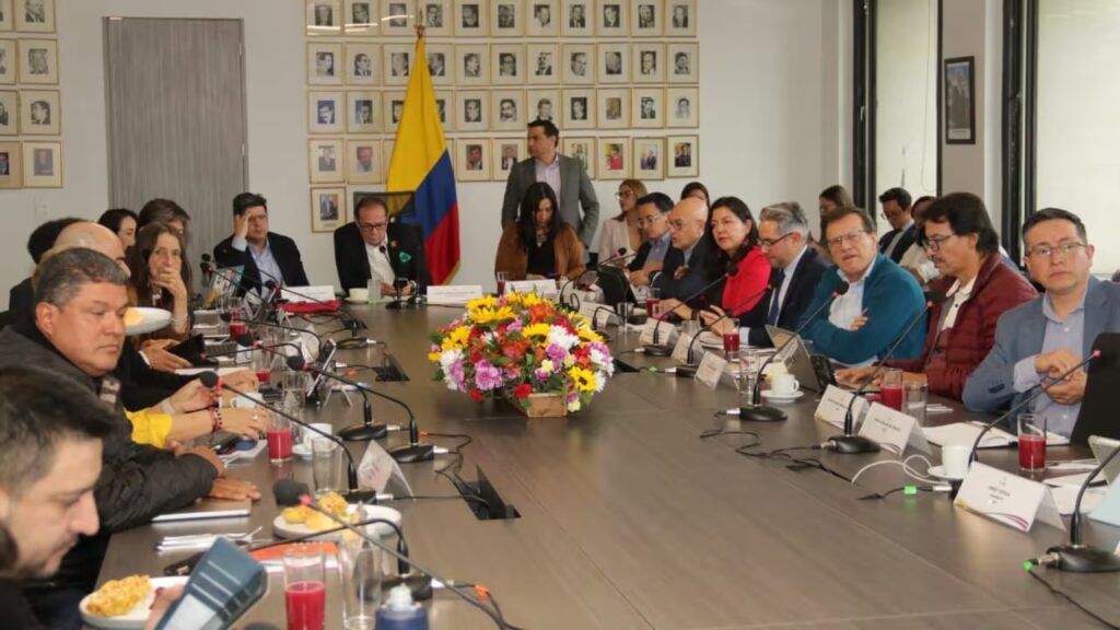Así quedaría el salario mínimo 2026 según propuestas de empresarios y trabajadores