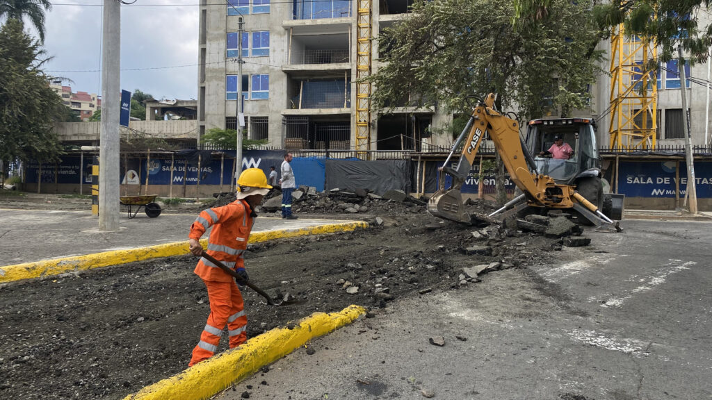 En medio de las críticas, la recuperación de la malla vial de Cali avanza Obras en Cali