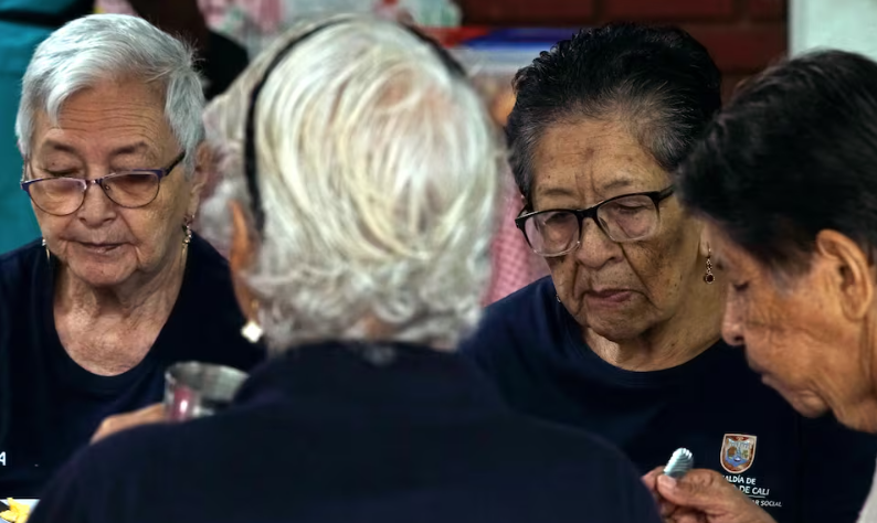 Protección a adultos mayores en Colombia: Lo que dicta la sentencia SU-367 de la corte constitucional sobre abandono familia Protección a adultos mayores en Colombia: Lo que dicta la sentencia SU-367 de la corte constitucional sobre abandono familia