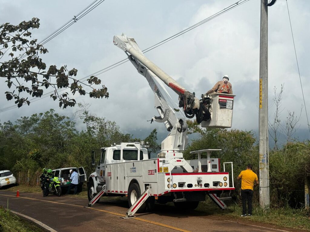 Emcali restableció 21 luminarias en la vía a Cristo Rey para mejorar la seguridad del sector