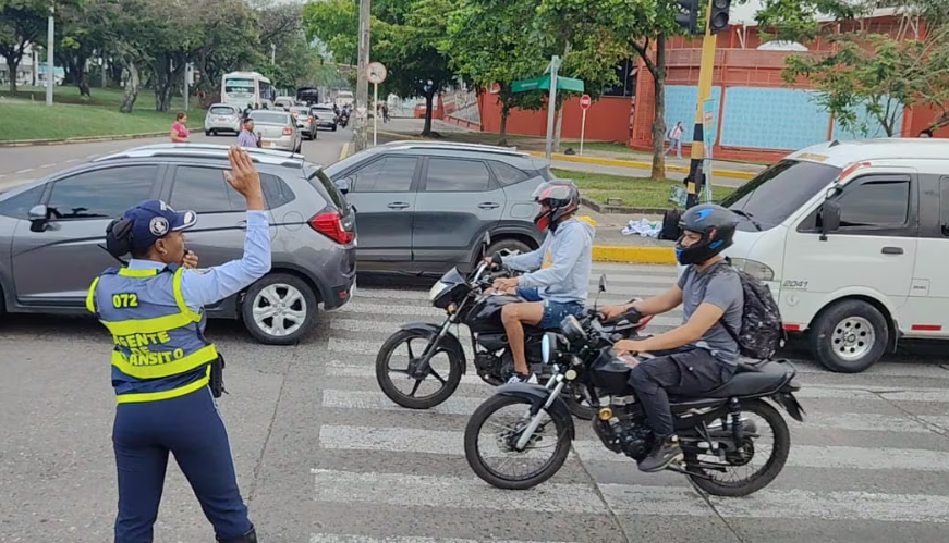 Ley 2251 de 2022: fin al requisito de la placa en el casco de la moto y multas vigentes Ley 2251 de 2022: Fin al Requisito de la Placa en el Casco de la Moto y Multas Vigentes