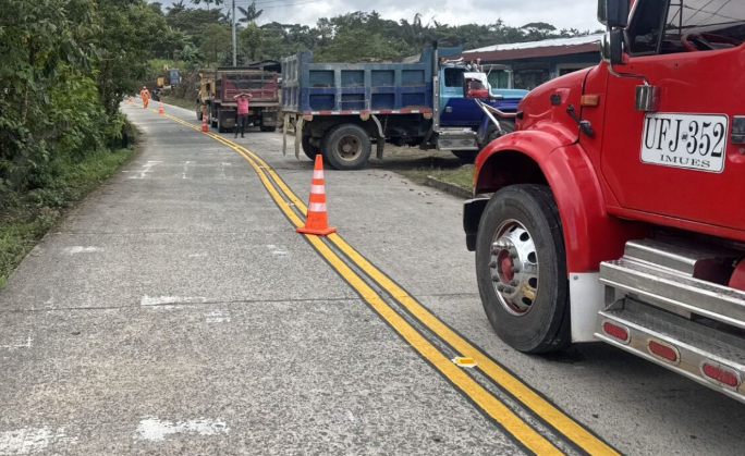 Más de 50 kilómetros señalizados transforman la seguridad vial en el corredor Junín – Barbacoas El proyecto, que se encuentra actualmente en su etapa de recibo final, inició el 20 de enero de 2025 y representó una inversión total de $2.095.171.304,43. La mayor parte de los recursos provinieron del Departamento de Nariño, que aportó $2.000 millones, mientras que el Municipio de Barbacoas contribuyó con $95.171.304,43. Esta articulación institucional subraya el compromiso con la modernización de la infraestructura vial del Pacífico nariñense.