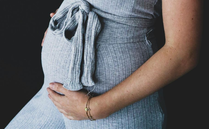 Cali reduce embarazos adolescentes pero enfrenta crisis de cuidado. Cali reduce embarazos adolescentes pero enfrenta crisis de cuidado.