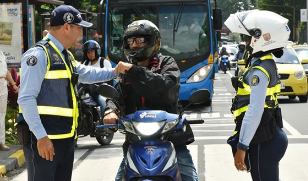 Cali intensifica la lucha contra el exceso de velocidad: nueva campaña y apoyo internacional de Bloomberg para salvar vidas Cali intensifica la lucha contra el exceso de velocidad: nueva campaña y apoyo internacional de Bloomberg para salvar vidas