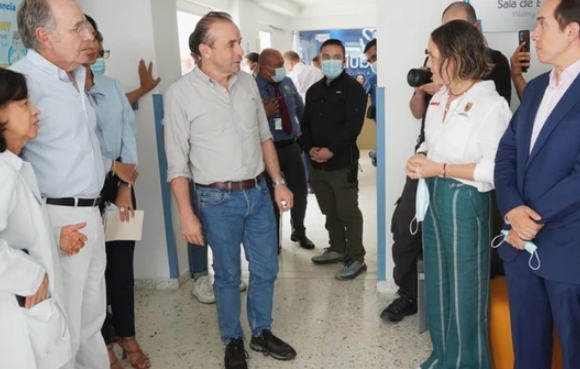 Alcalde Alejandro Eder impulsa la educación hospitalaria en Cali con visita al aula Club Noel Alcalde Alejandro Eder impulsa la educación hospitalaria en Cali con visita al aula Club Noel