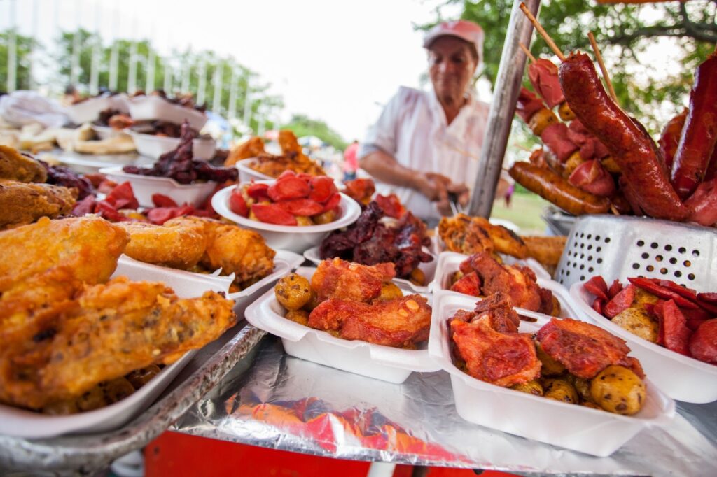 Alarmante informe revela que América Latina exporta alimentos saludables, pero su población no los consume