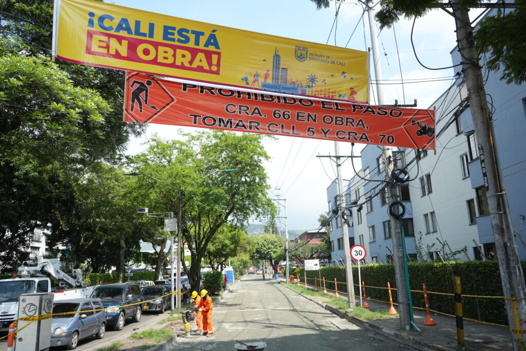 Avanzan obras de recuperación vial sobre la carrera 66, en el barrio El Refugio
