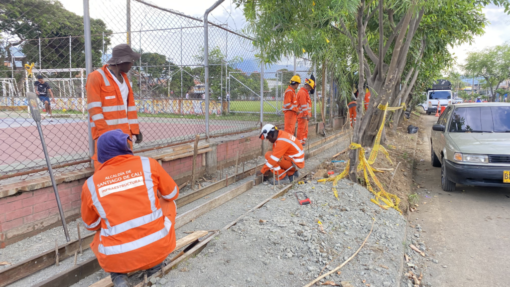 Avanzan obras de mejoramiento de andenes en el barrio San Luis de Cali