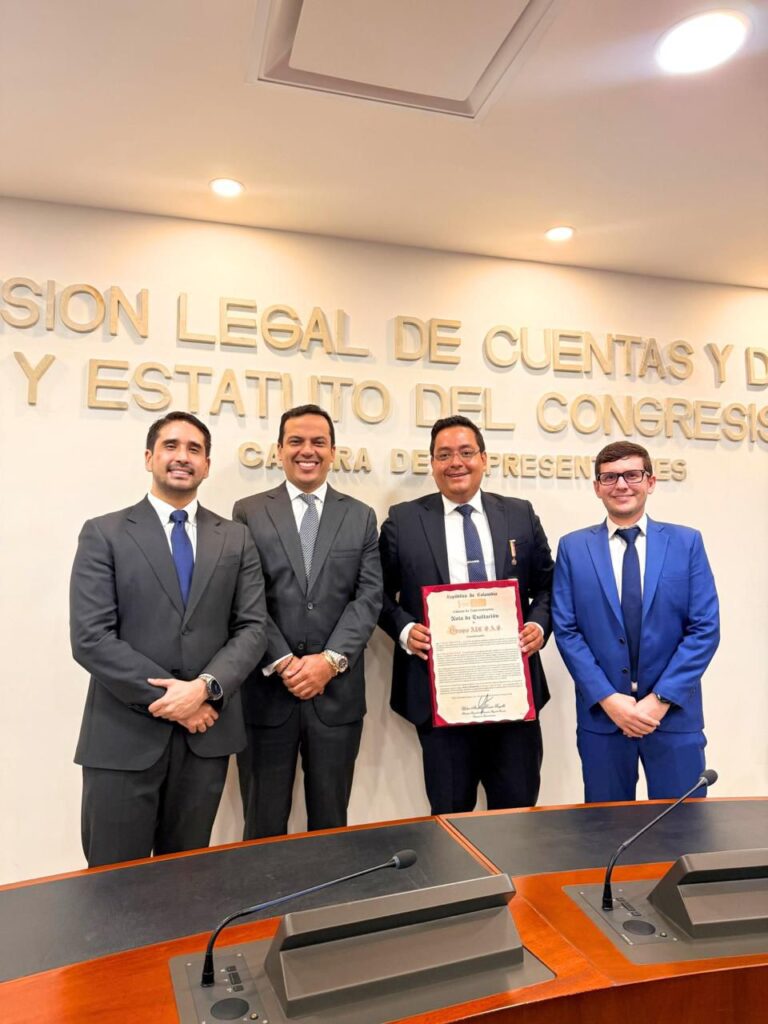 AZC Legal recibe reconocimiento y orden a la democracia Simón Bolívar, por parte del Congreso