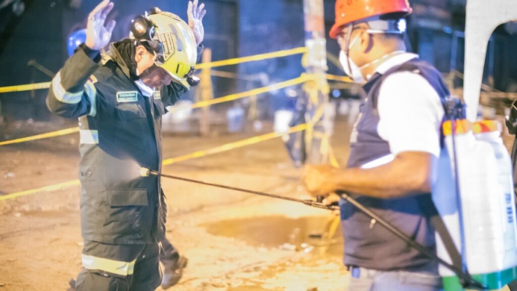Terremoto en Cali: estas son las acciones que ha realizado la Secretaría de Salud Hombre de la Secretaría de Salud fumigando a un rescatista.