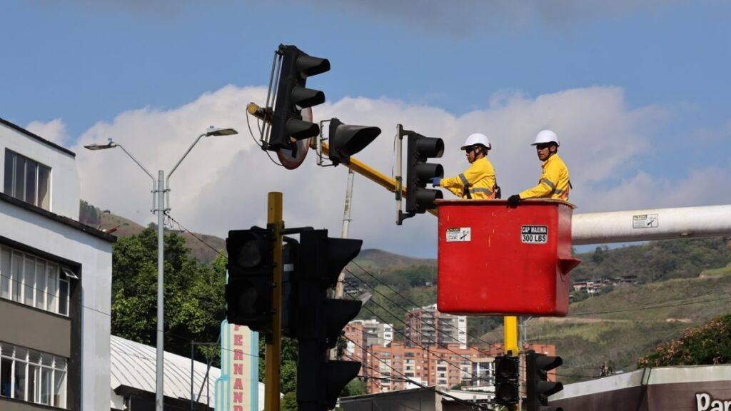 Nuevo modelo de semaforización en Cali: ¿Cómo funcionará? El nuevo esquema, coordinado por ENRUTA y la Secretaría de Movilidad, busca mejorar el mantenimiento, la atención de emergencias y el seguimiento técnico de la red.
