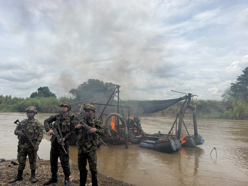 Ejército inutilizó maquinaria de minería ilegal en Cauca: la actividad produciría más de $2.250 millones mensuales